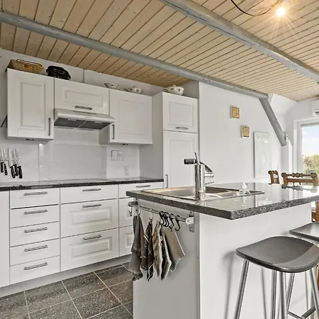 3 Bedroom Beautiful In Casa vacanze